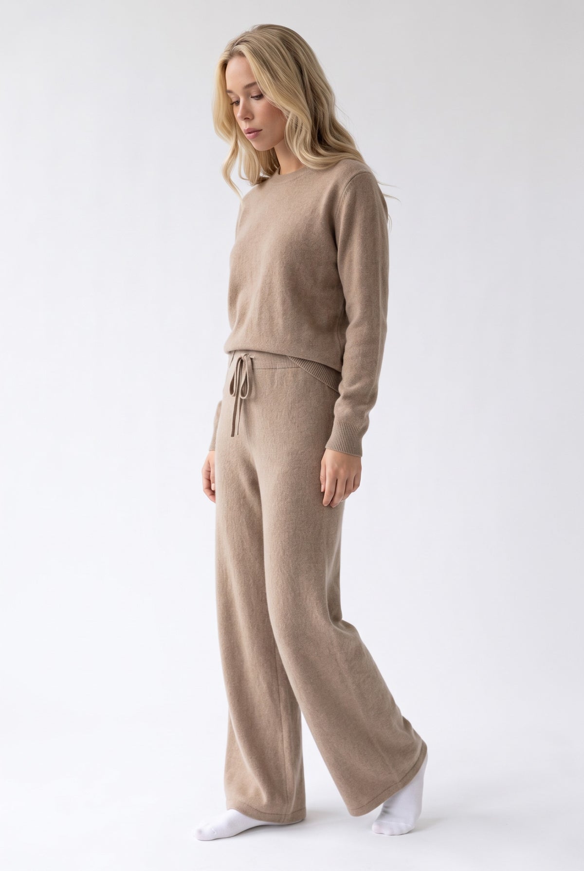 Camel cashmere trousers, three-quarter turn