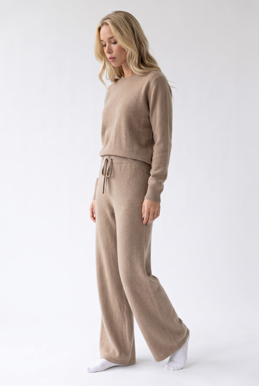 Camel cashmere trousers, three-quarter turn