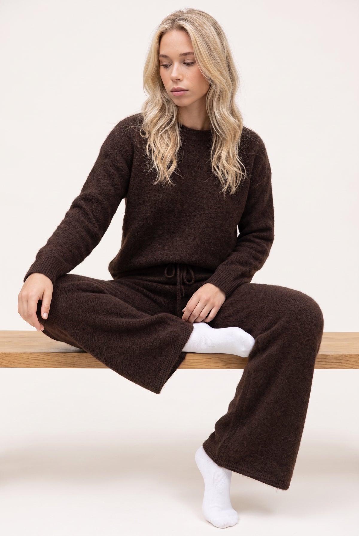 Coffee cashmere trousers, seated forward