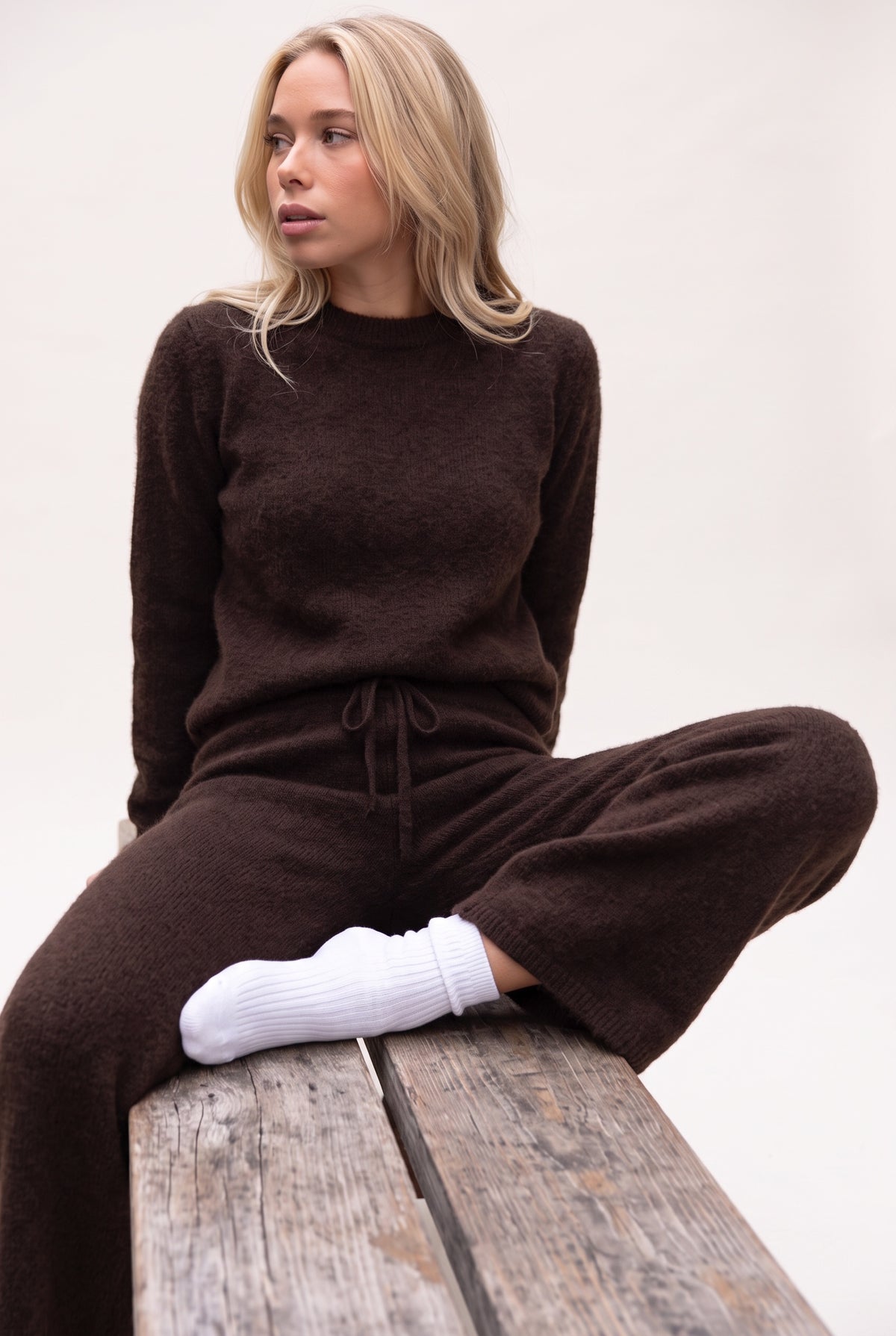 Coffee cashmere trousers, seated sideways
