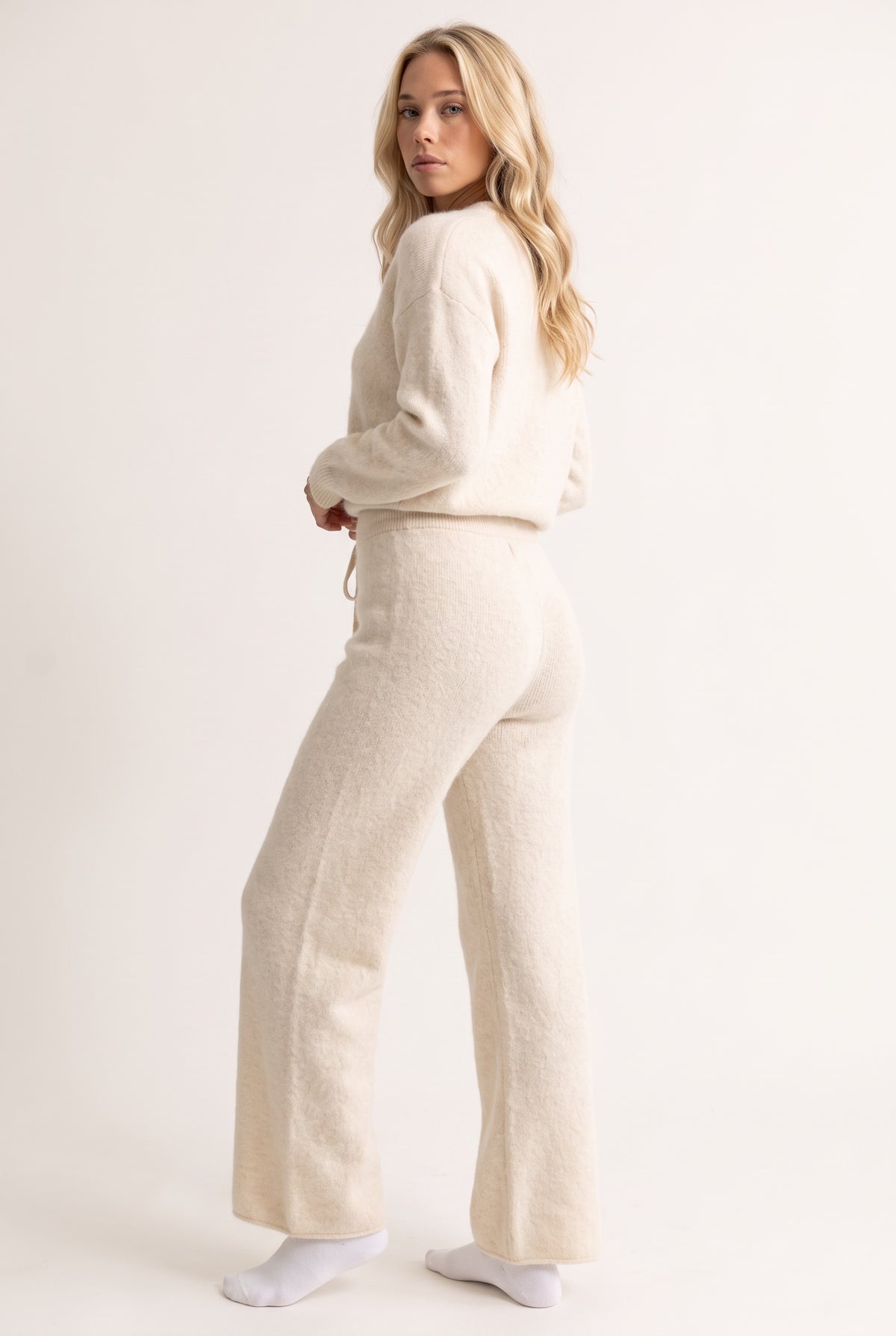 White cashmere trousers, over the shoulder