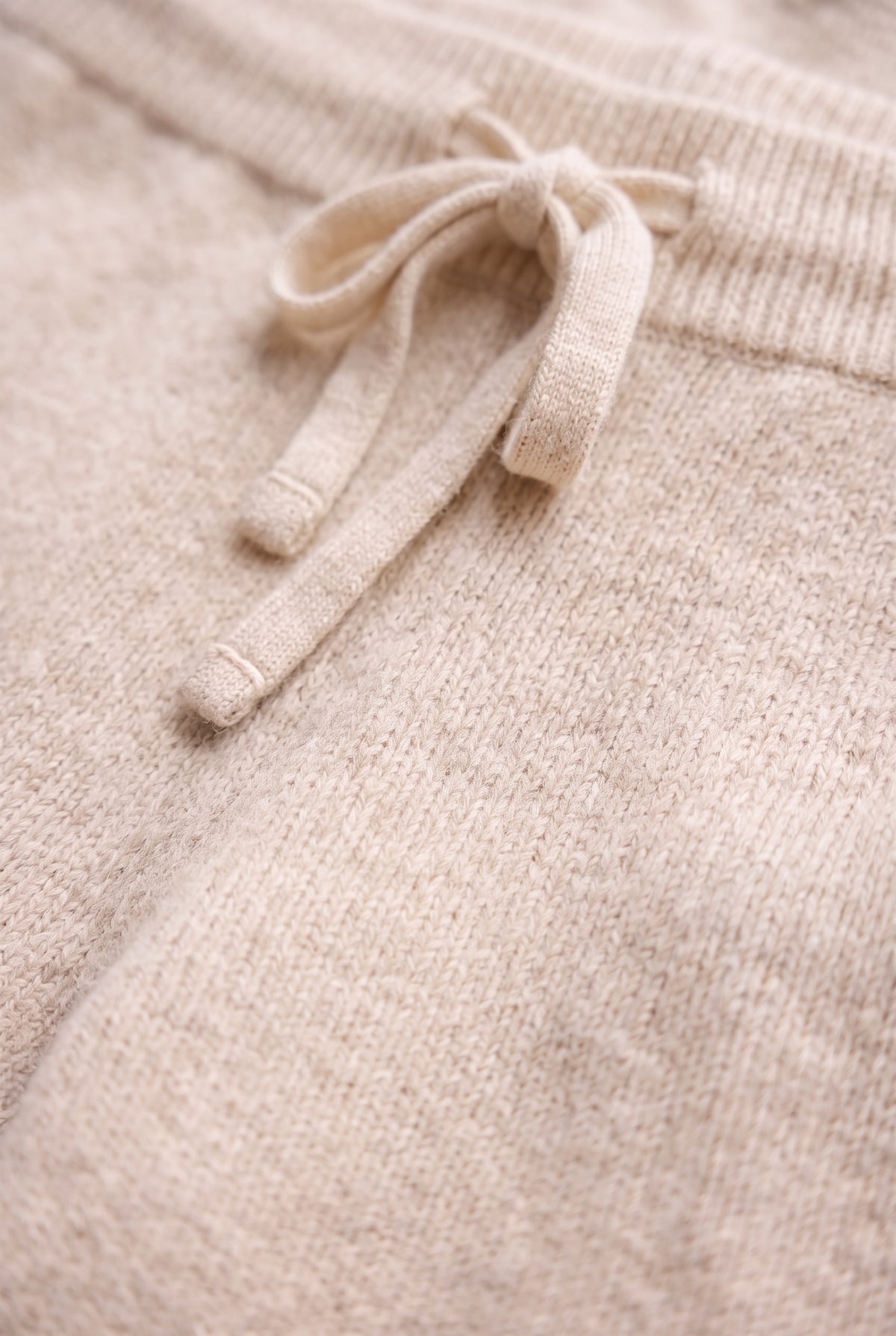 White cashmere trousers, fabric detail