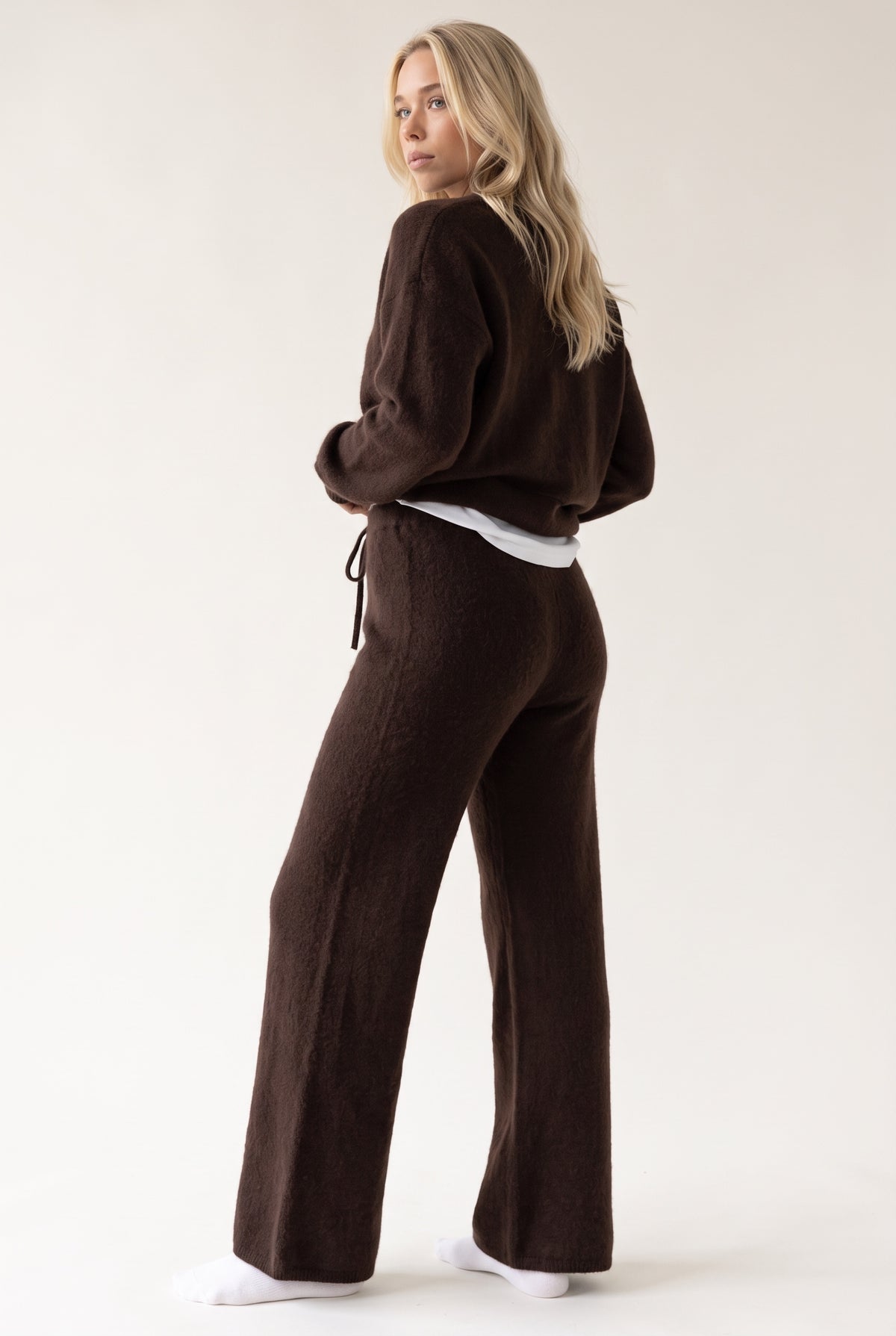Coffee cashmere trousers, over the shoulder